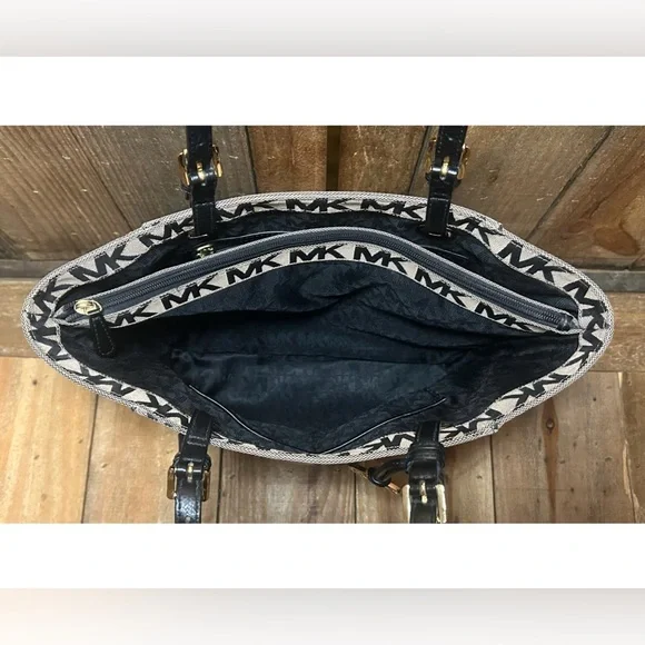 Michael Kors. 3 Piece Set: Jet Set Tote Bag with Free Dust Bag & Purse Scarf. - Picture 12 of 16